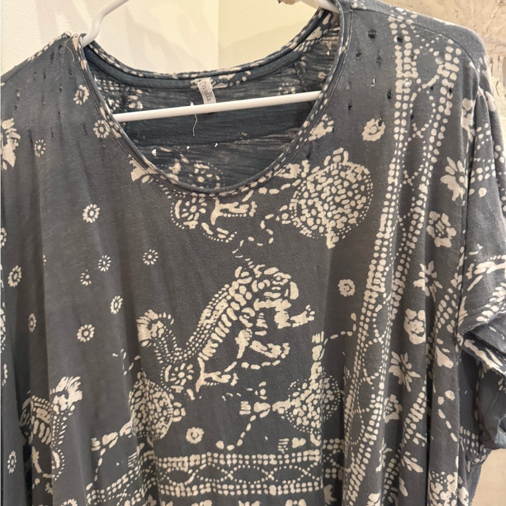 Gray and White Patterned Tunic Top - image 3